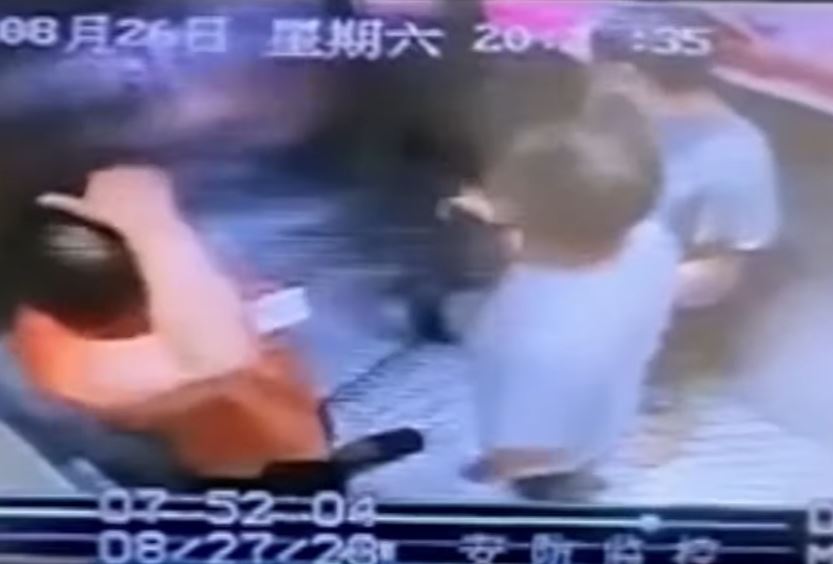 Τρόμος στην Κίνα: Ασανσέρ έκανε «βουτιά» και εκσφενδόνισε τρεις ανθρώπους στον αέρα
