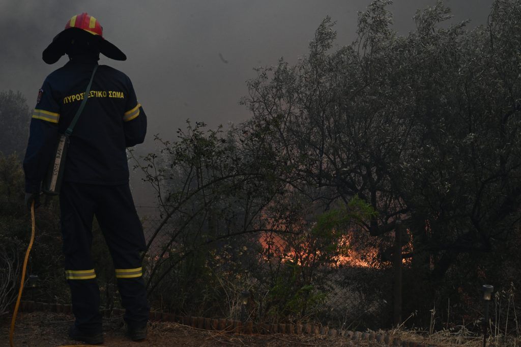 Φωτιά στη Δεσκάτη Γρεβενών: Αναζωπυρώθηκε και καίει κοντά σε οικισμό