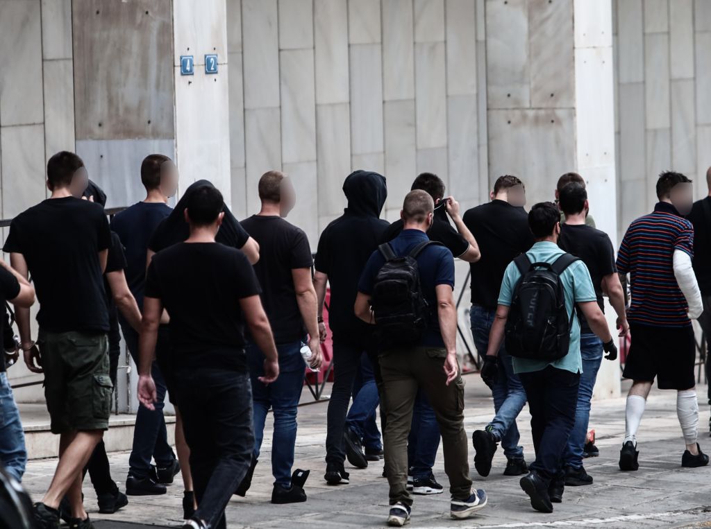 Μεταφέρονται στις φυλακές οι 105 χούλιγκαν – Φόβοι για επεισόδια με Σέρβους κρατούμενους