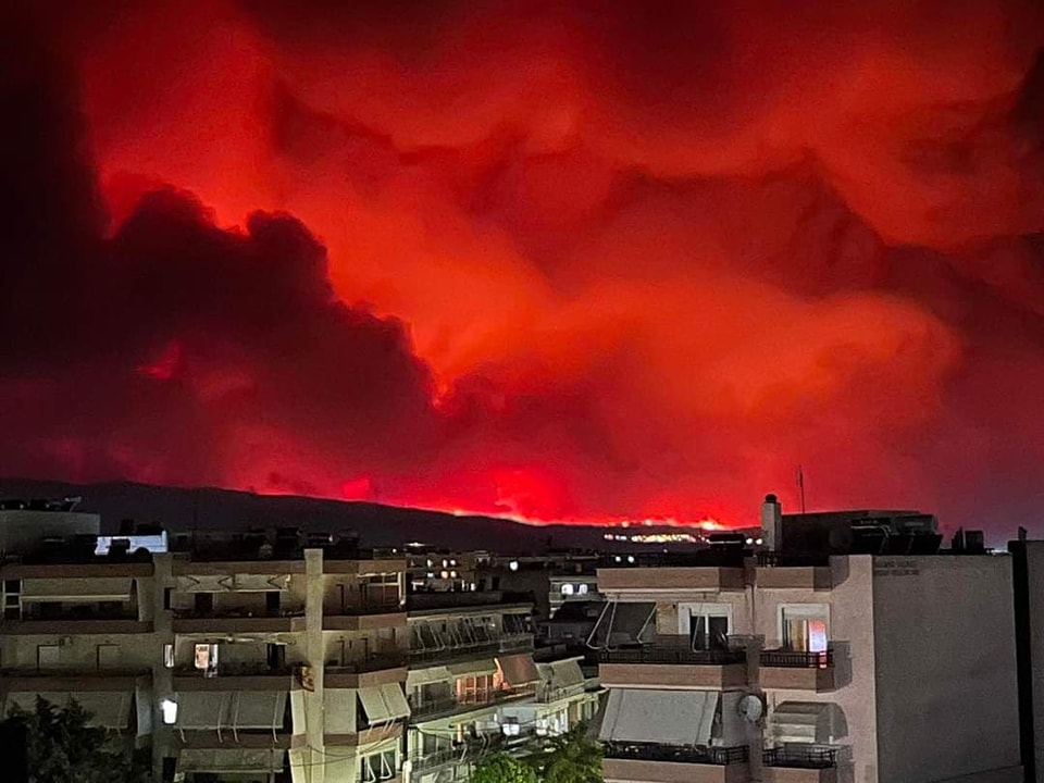 Πύρινα μέτωπα σε όλη τη χώρα – Εκκενώθηκε το νοσοκομείο της Αλεξανδρούπολης – Δύο νεκροί σε Λευκίμμη και Βοιωτία