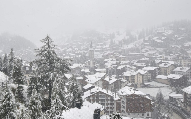 Ελβετία: Μετά τον καύσωνα, ήρθαν τα χιόνια