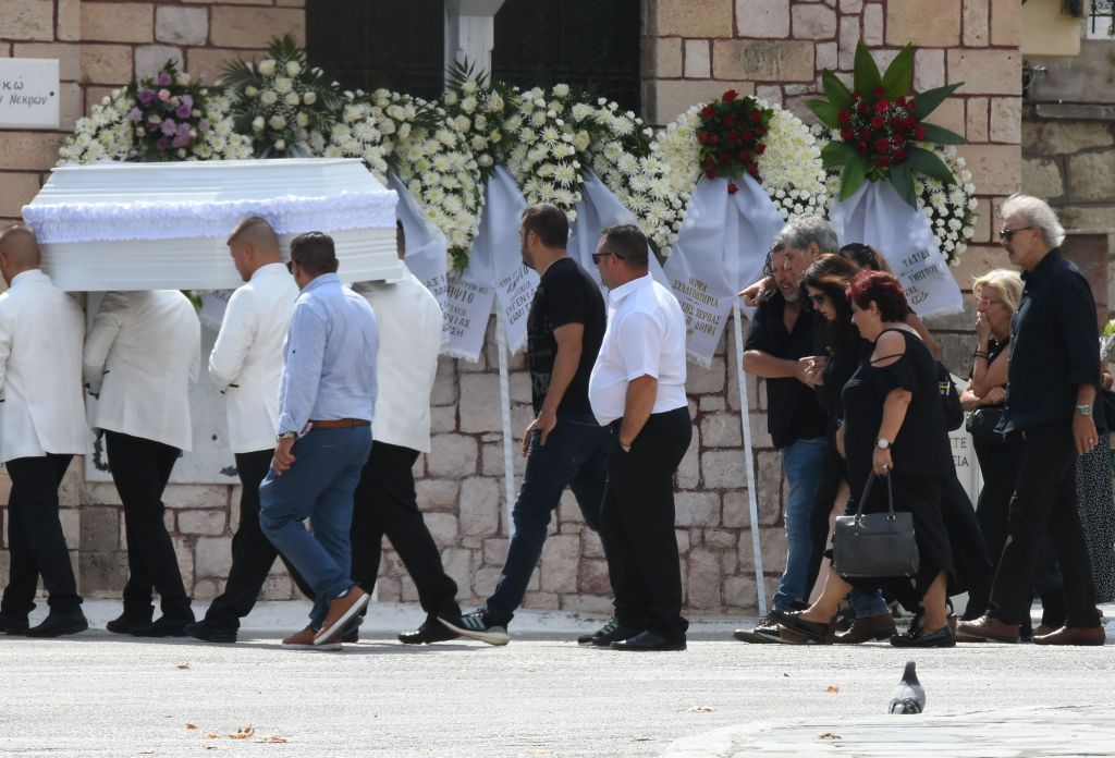 Οδυσσέας Σταμούλης: Υποβασταζόμενος στην κηδεία του 11χρονου γιου του