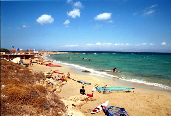 Guardian για «κίνημα της πετσέτας»: «Οι Έλληνες μάχονται για να σώσουν τις παραλίες από την εισβολή των ιδιωτών»