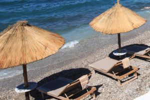 Οκτώ συλλήψεις σε Ρίο και δυτική Αχαΐα για κατάληψη αιγιαλού και παραλίας