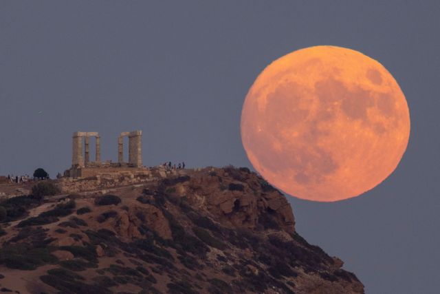 Εντυπωσιακές εικόνες από την μπλε υπερπανσέληνο του Αυγούστου