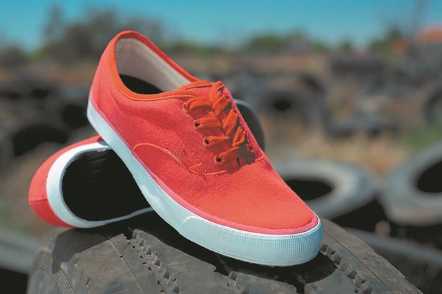 «Τα παπούτσια μας είναι… σκουπίδια»