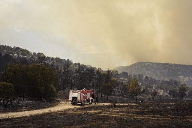 Φωτιές: Μάχη με τις αναζωπυρώσεις σε Πάρνηθα, Έβρο, Ροδόπη, Βοιωτία – 111 πυρκαγιές σε όλη την επικράτεια