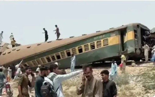 Εκτροχιασμός τρένου στο Πακιστάν: Τουλάχιστον 15 νεκροί και δεκάδες τραυματίες