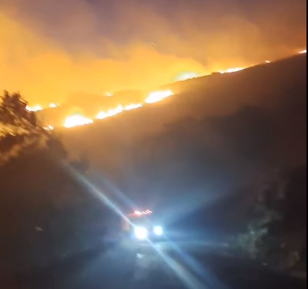 Πυρκαγιές: Δύσκολή νύχτα στην Άνδρο – Μάχη με τις αναζωπυρώσεις σε Έβρο και Ροδόπη