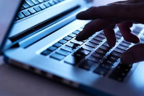 Εύβοια: Απατεώνες εξαπάτησαν 56χρονο και του πήραν μέσω Facebook 13.000 ευρώ