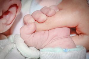 Εμπόριο βρεφών στα Χανιά: Σπάνε τα τηλέφωνα από ζευγάρια που αγωνιούν για τα παιδιά τους – Τα τέσσερα κεντρικά πρόσωπα του κυκλώματος
