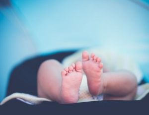 «Μετά τις συλλήψεις μας πέταξαν σαν τα σκυλιά» – Συγκλονίζουν παρένθετες μητέρες
