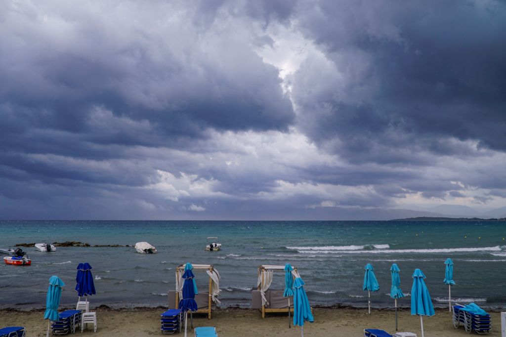 Καταιγίδες και χαλάζι στην Κέρκυρα – Απεγκλωβίστηκαν 10 τουρίστες από παραλία