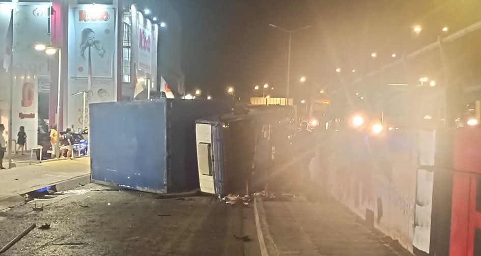 Τροχαίο με ανατροπή φορτηγού στον Κηφισό – Κλειστός ο παράδρομος στο ύψος του Περιστερίου