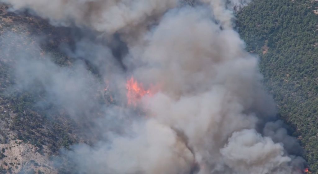 Φωτιά στην Πάρνηθα: «Κόβουν την ανάσα» τα πλάνα από το ελικόπτερο της πυροσβεστικής