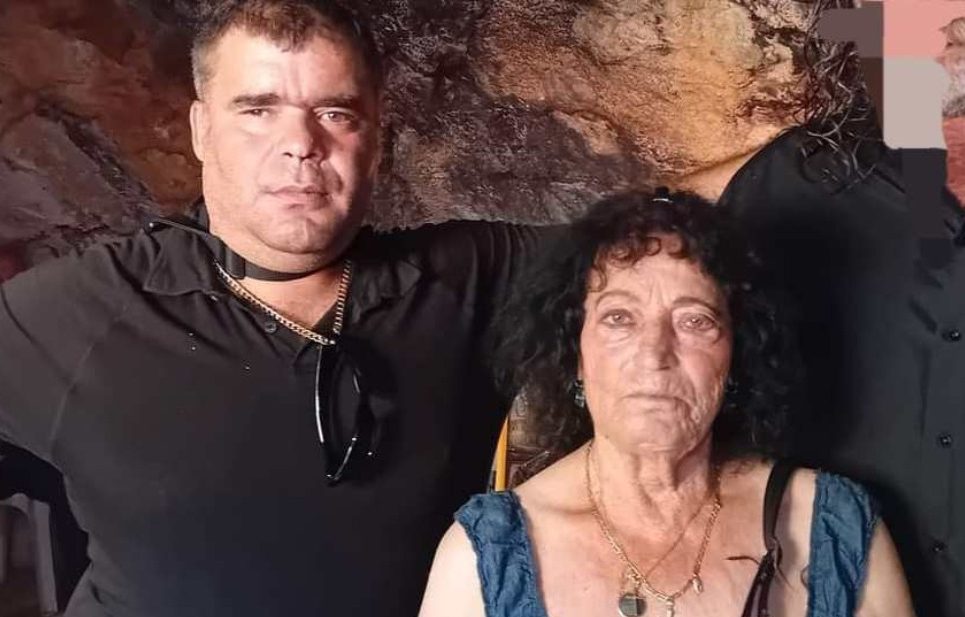 Κρήτη: Η 82χρονη Παρασκιώ και ο 41χρονος Κωστής ανεβαίνουν τα σκαλιά της  εκκλησίας - ΤΑ ΝΕΑ