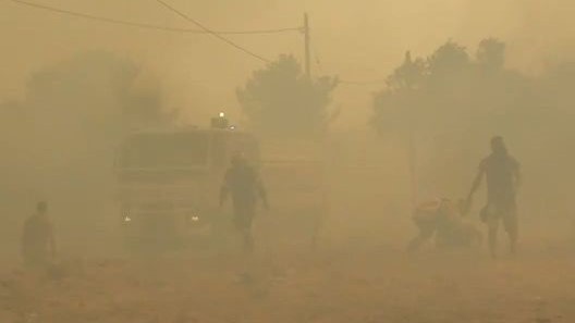 Φωτιά στην Πάρνηθα: Δραματικές στιγμές για συνεργείο του MEGA – «Καίει κι από τις δύο πλευρές, δεν βλέπουμε τίποτα»