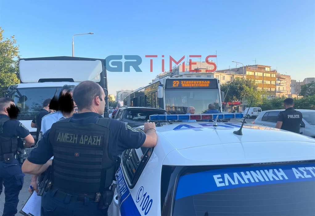 Κλεμμένο ΙΧ μπήκε στο αντίθετο ρεύμα και συγκρούστηκε με λεωφορείο