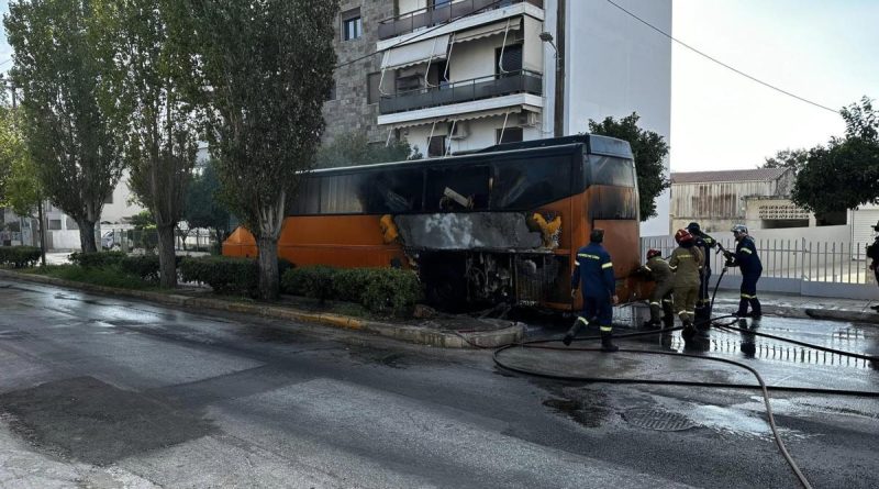 Λεωφορείο τυλίχτηκε στις φλόγες εν κινήσει – «Λίγο έλειψε να καούμε ζωντανοί»