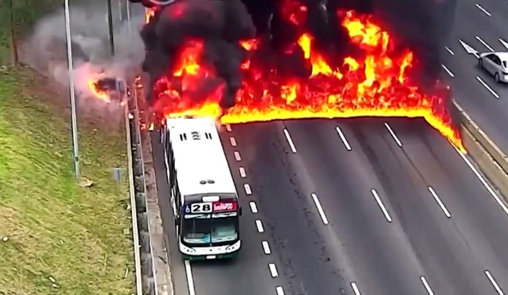 Τρόμος στην Αργεντινή: Λεωφορείο πήρε φωτιά καταμεσής του δρόμου – Ετρεχαν να σωθούν οι επιβάτες