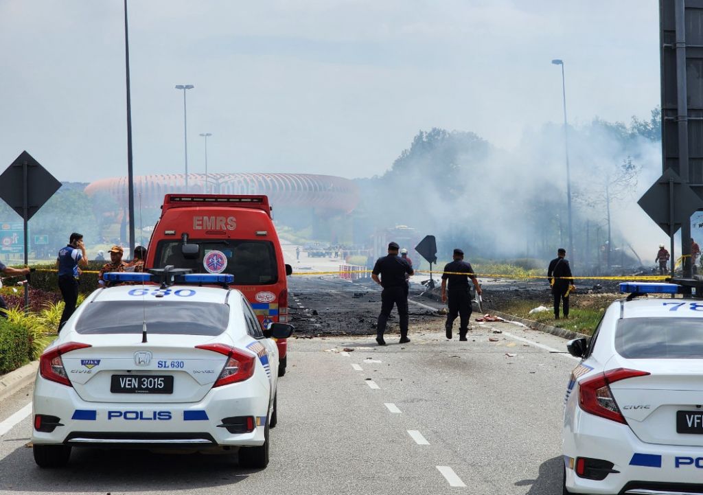 Τραγωδία στη Μαλαισία: Αεροσκάφος συνετρίβη σε αυτοκινητόδρομο – Τουλάχιστον 10 νεκροί