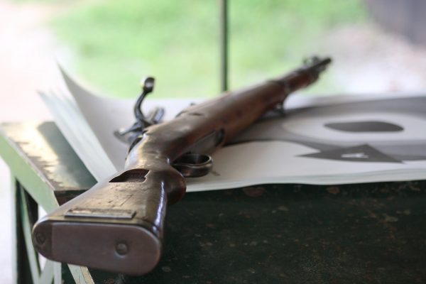 Πυροβόλησε τον αδερφό του και τράπηκε σε φυγή ημίγυμνος και μέσα στα αίματα