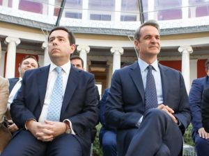 ΝΔ: Τα μηνύματα που θέλησε να περάσει το Μαξίμου μέσα και από την αποπομπή Μηταράκη