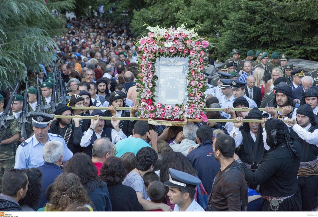 Δεκαπενταύγουστος: Πώς γιορτάζει η Ελλάδα το «Πάσχα του καλοκαιριού»