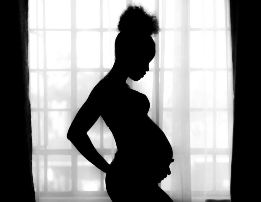 Παράνομες υιοθεσίες στα Χανιά: 30 αλλοδαπές εγκυμονούσες αναγκάζονταν να ζουν σε τρώγλες