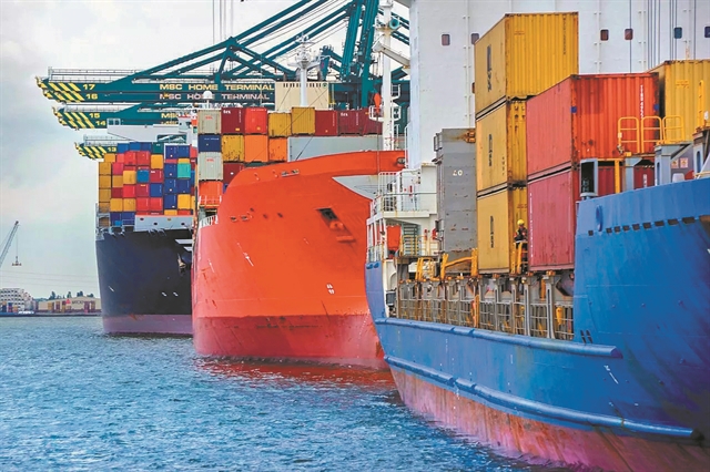 Τα υψηλά αποθέματα πιέζουν τις μεταφορές