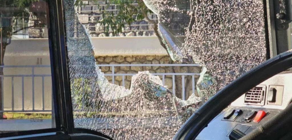 Ωραιόκαστρο: Εσπασε το τζάμι λεωφορείου του ΚΤΕΛ και επιτέθηκε στον οδηγό