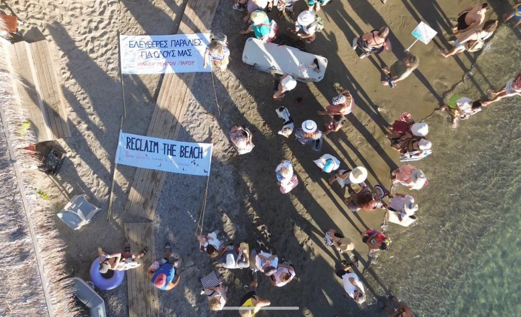 Κίνημα της πετσέτας: «Με εκσκαφικό έβγαζε τις πλάκες από τη θάλασσα της Πλάκας στη Νάξο»