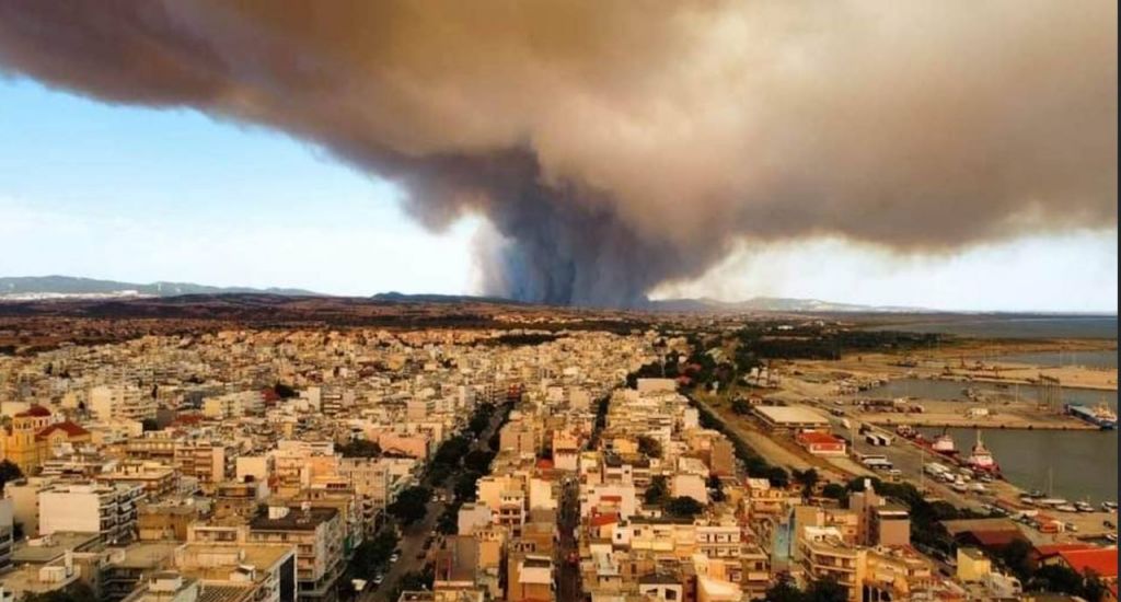 Πυκνό σύννεφο καπνού σκέπασε την Αλεξανδρούπολη