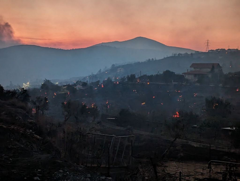 Βελτιωμένη η εικόνα στην Πάρνηθα – Μάχη με τις αναζωπυρώσεις σε Έβρο, Ροδόπη και Βοιωτία