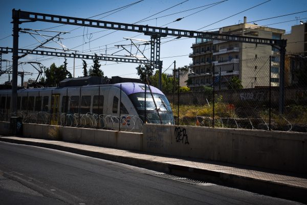 Φωτιά στον Ασπρόπυργο: Διακοπή κυκλοφορίας του Προαστιακού στο τμήμα Κινέτα – Ανω Λιόσια