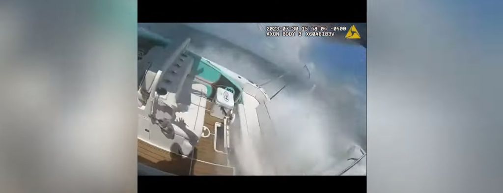 Συγκυβερνήτης πλοίου πηδάει σε ακυβέρνητο σκάφος και σταματά την τρελή πορεία του