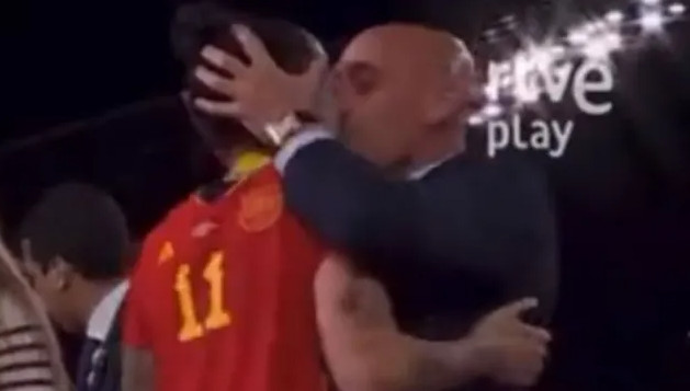 Πρόεδρος ομοσπονδίας φίλησε στο στόμα παίκτρια κατά την απονομή