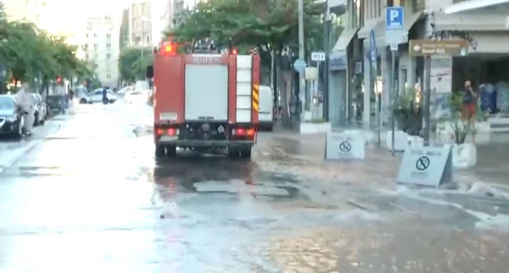 Θεσσαλονίκη: Πλημμύρισε η οδός Ερμού – Έσπασε αγωγός νερού