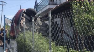 Θεσσαλονίκη: Αυτοκίνητο «προσγειώθηκε» σε αυλή σπιτιού