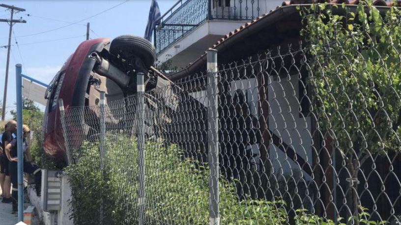 Θεσσαλονίκη: Αυτοκίνητο «προσγειώθηκε» σε αυλή σπιτιού