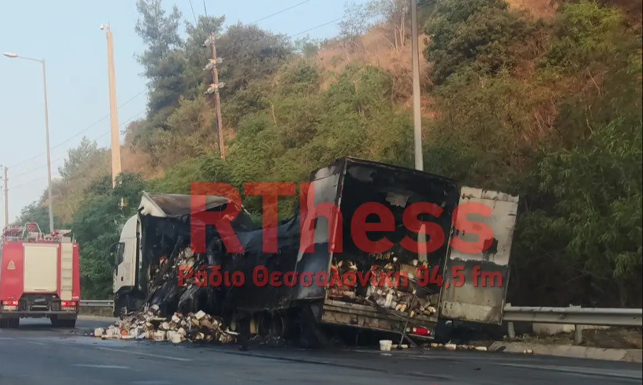 Θεσσαλονίκη: Πήρε φωτιά νταλίκα στο Δερβένι – Σώος ο οδηγός