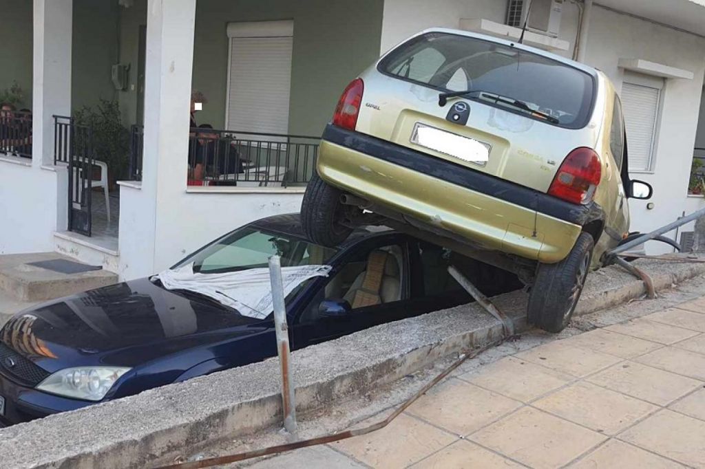 Κρήτη: ΙΧ εξετράπη της πορείας του και κατέληξε στην οροφή ενός άλλου