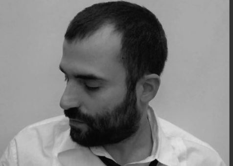 Αντώνης Χρυσουλάκης: Στη Ριτσώνα το τελευταίο αντίο στον δημοσιογράφο που πέθανε μετά από φωτιά στο διαμέρισμά του