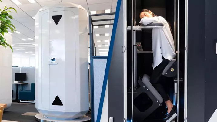 Ιαπωνία: Εργαζόμενοι κοιμούνται… όρθιοι – Η ειδική κάθετη κάψουλα