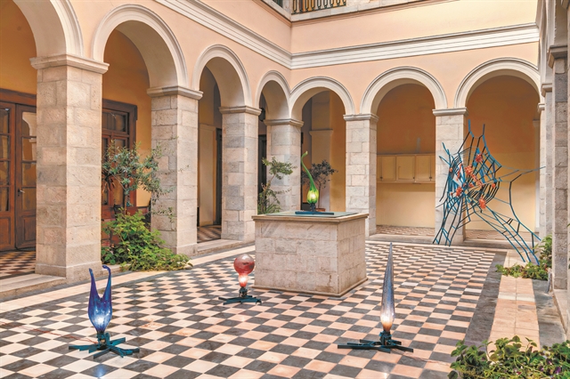 Μία αράχνη υφαίνειτο βιομηχανικό παρελθόν της Σύρου