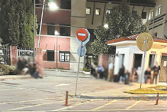 Οι θεωρίες συνωμοσίας προκαλούν… ουρές για ανανέωση ταυτότητας