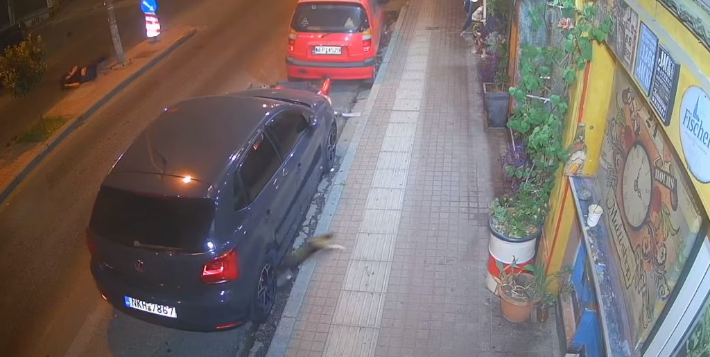 Σοκαριστικό βίντεο με τροχαίο – Χτύπησε οδηγό μηχανής και τον εγκατέλειψε