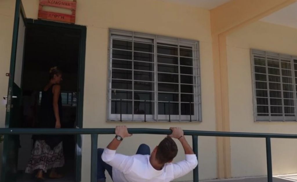 Στέφανος Κασσελάκης: Σωρεία σχολίων για το… παρκούρ σε σχολείο ΑμεΑ