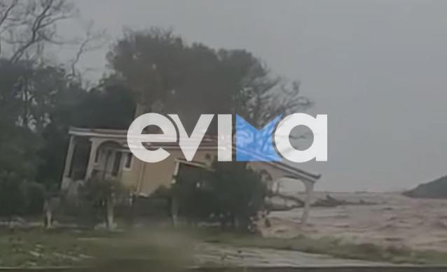 Κακοκαιρία Elias: Σπίτι παρασύρεται από τα ορμητικά νερά στην Εύβοια