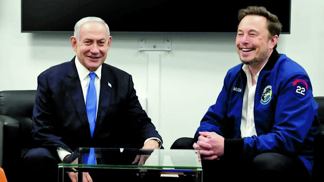 Θερμό τετ α τετ στο εργοστάσιο της Τesla